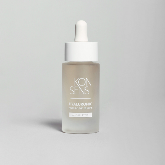 Serum, Creme und Tonic von Konsens nebeneinander aufgestellt