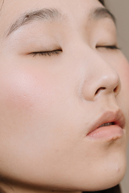 Skin Care im Frühling: Die optimale Pflegeroutine für strahlende Haut - kon-sens.com